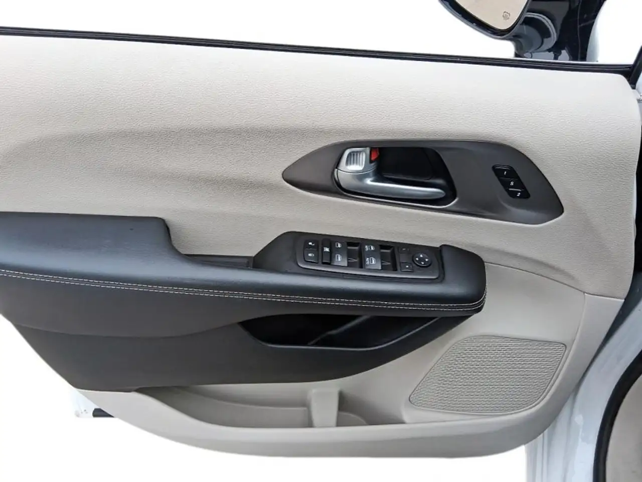 Chrysler Pacifica снимка Chrysler Pacifica