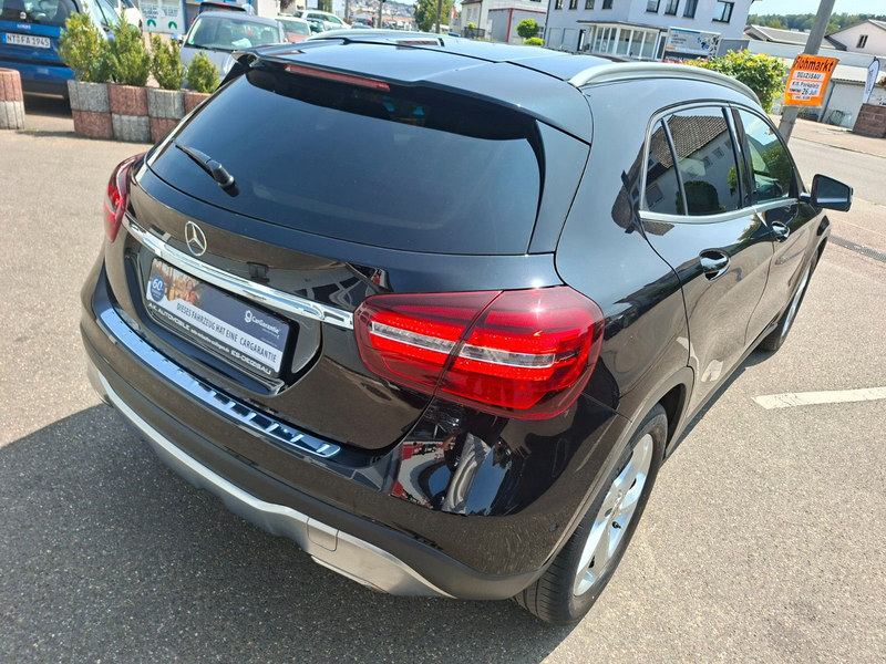 Mercedes-Benz GLA 180 Urban — photo 10