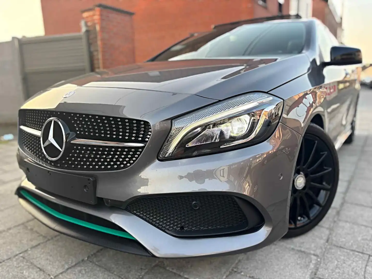 Mercedes-Benz A 200 D PACK AMG/PANO-CARPLAY-GPS-CAMERA-LED/GARANTiE! Gris - 2