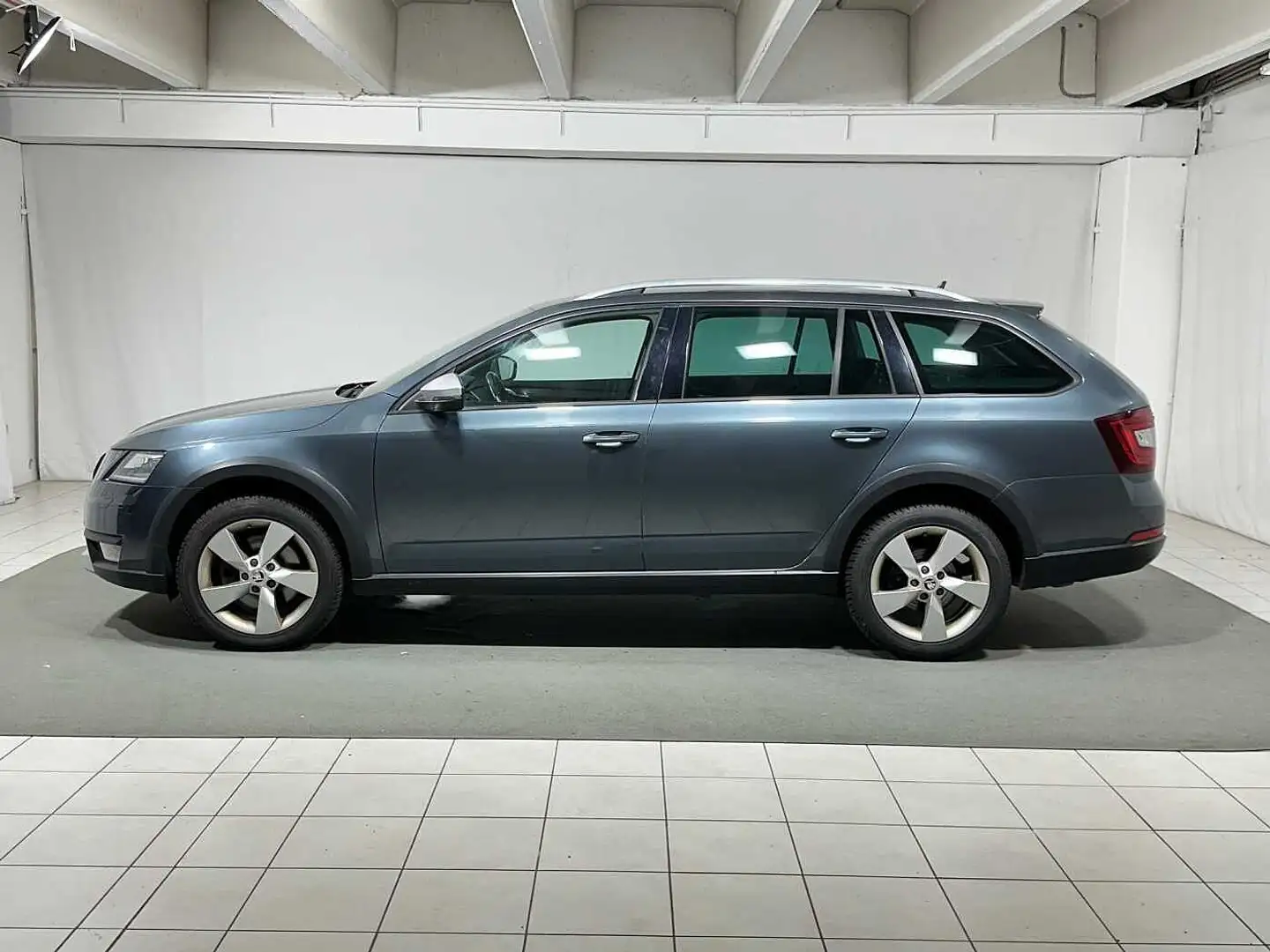 Skoda Octavia 2.0 TDI SCR 184 CV DSG Wagon 4x4 Scout Grey - 2