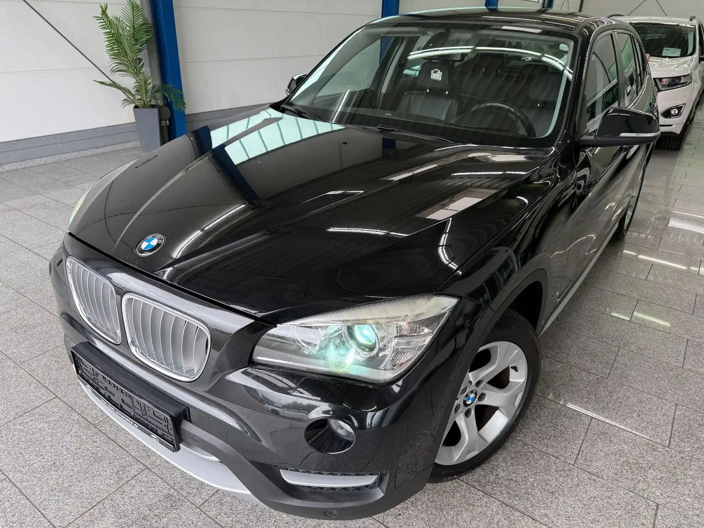 BMW X1 18 d sDrive*AUTOM*X-LINE*BI-XEN*NAVI*PDC*TEMP Schwarz - 1