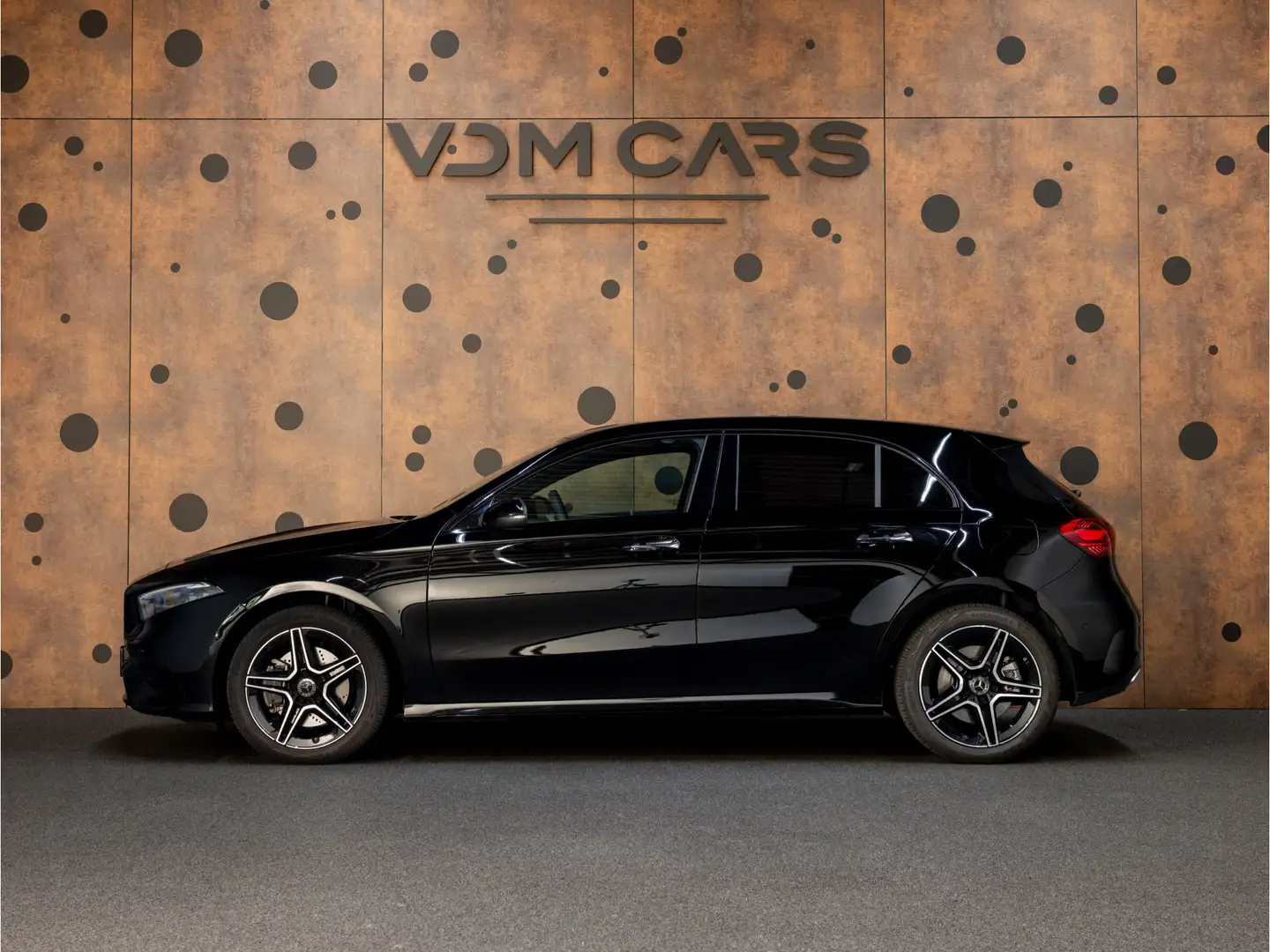 Mercedes-Benz A 250 250e AMG Line | Nightpakket | Achteruitrijcamera | Zwart - 2