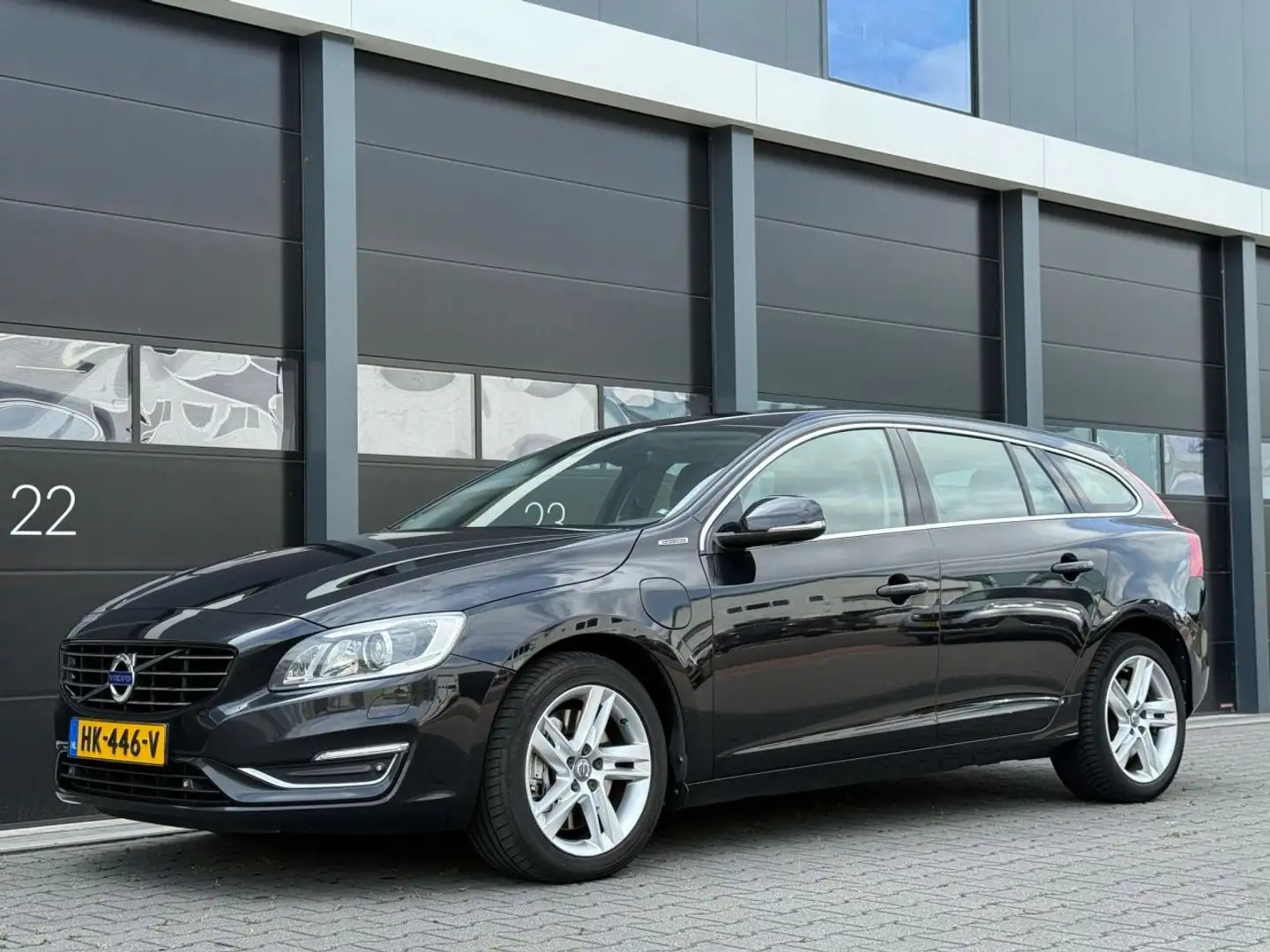 Volvo V60 V-60 2.4 D6 AWD Plug-In Hybrid Zwart - 1