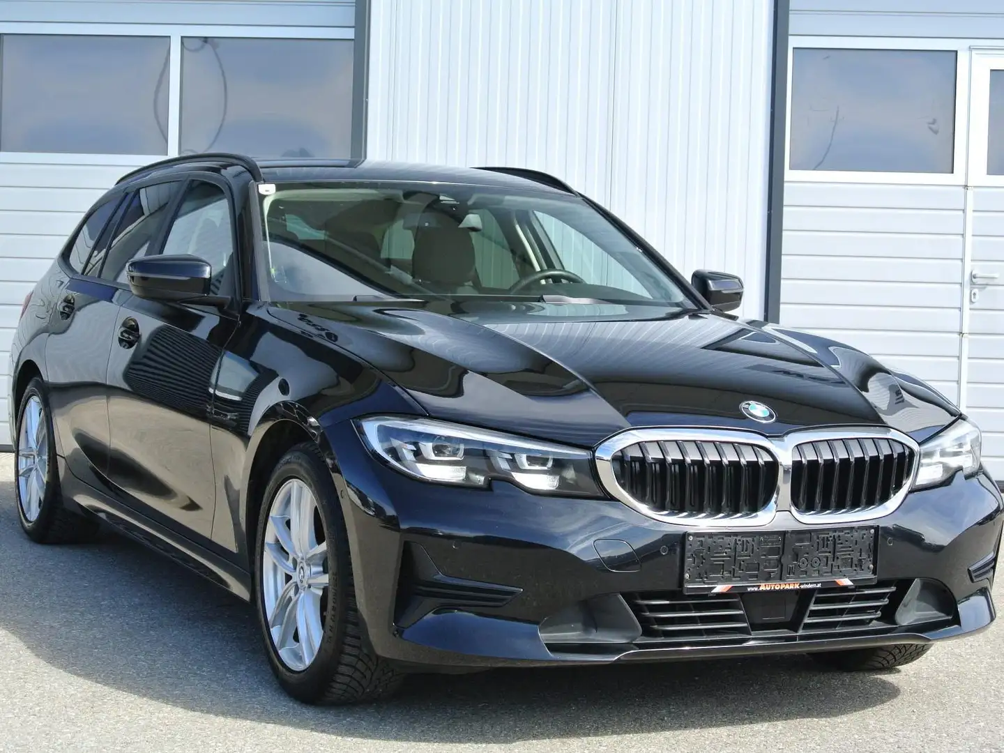 BMW 318 318 d Touring Aut. Advantage * LED * AHK * KAMERA Schwarz - 1
