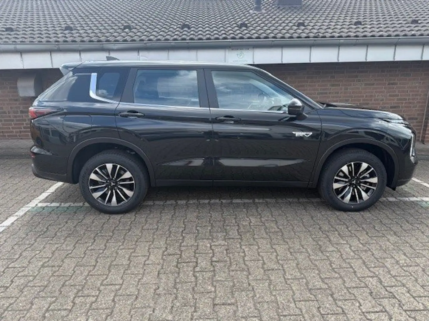 Mitsubishi Outlander 2.4 Basis 4WD Plug-In Hybrid Schwarz - 2