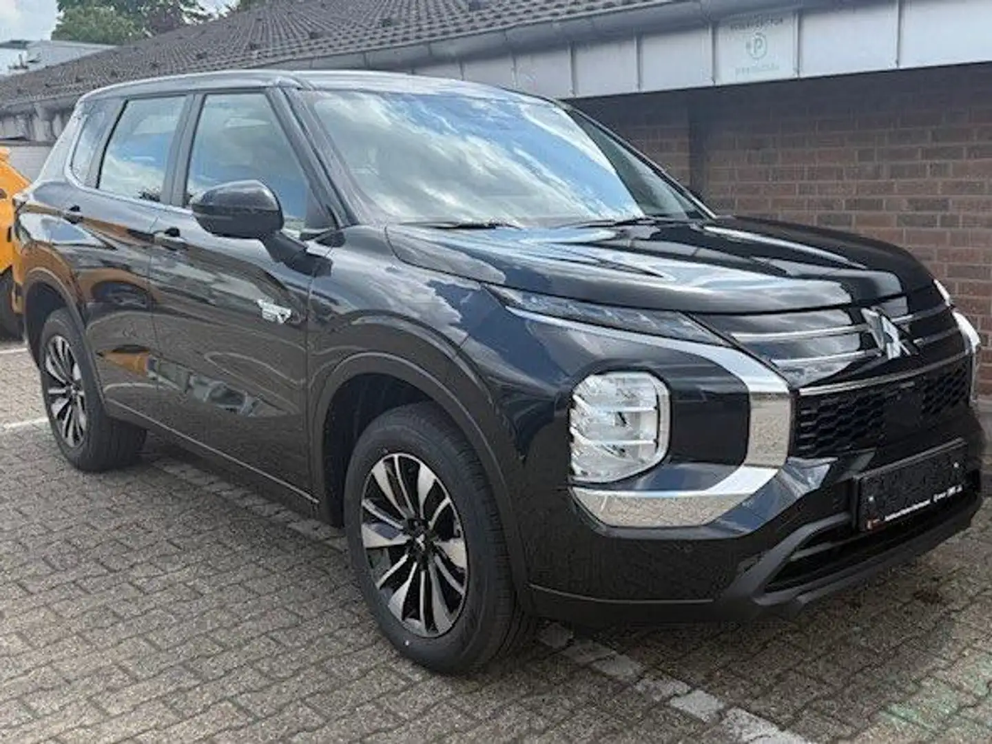 Mitsubishi Outlander 2.4 Basis 4WD Plug-In Hybrid Schwarz - 1