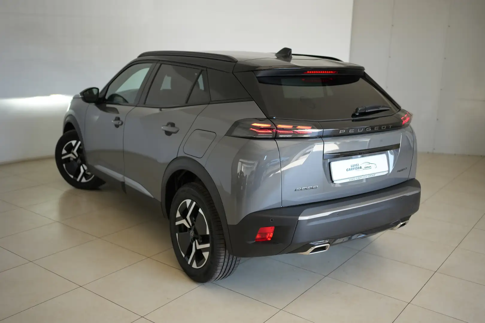 Peugeot 2008 Hybrid 145 e-DCS6 GT Grau - 2