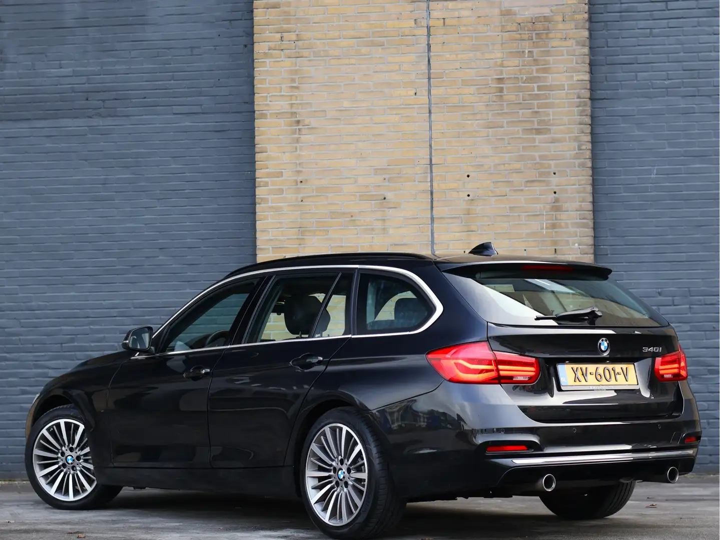 BMW 340 3-serie Touring 340i Luxury Line 402PK Automaat | Zwart - 2
