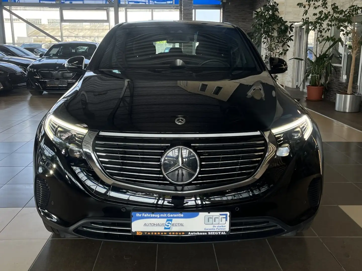 Mercedes-Benz EQC 400 4Matic LED R.Cam Navi SHZ Sound-System Schwarz - 2