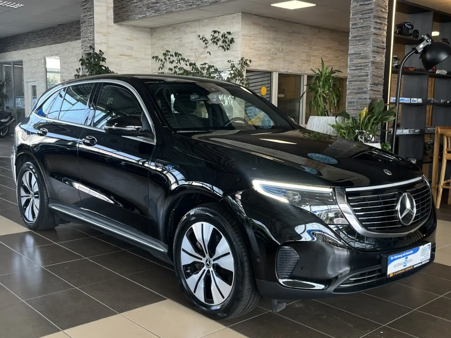 Mercedes-Benz EQC 400 4Matic LED R.Cam Navi SHZ Sound-System Schwarz - 1