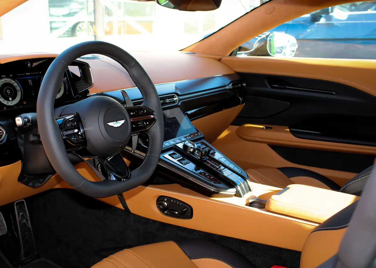 Aston Martin Vantage снимка Aston Martin Vantage