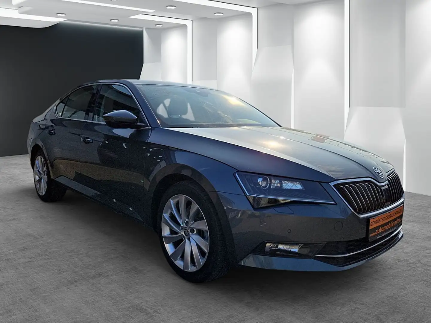 Skoda Superb 2,0 TDI Style Grau - 2