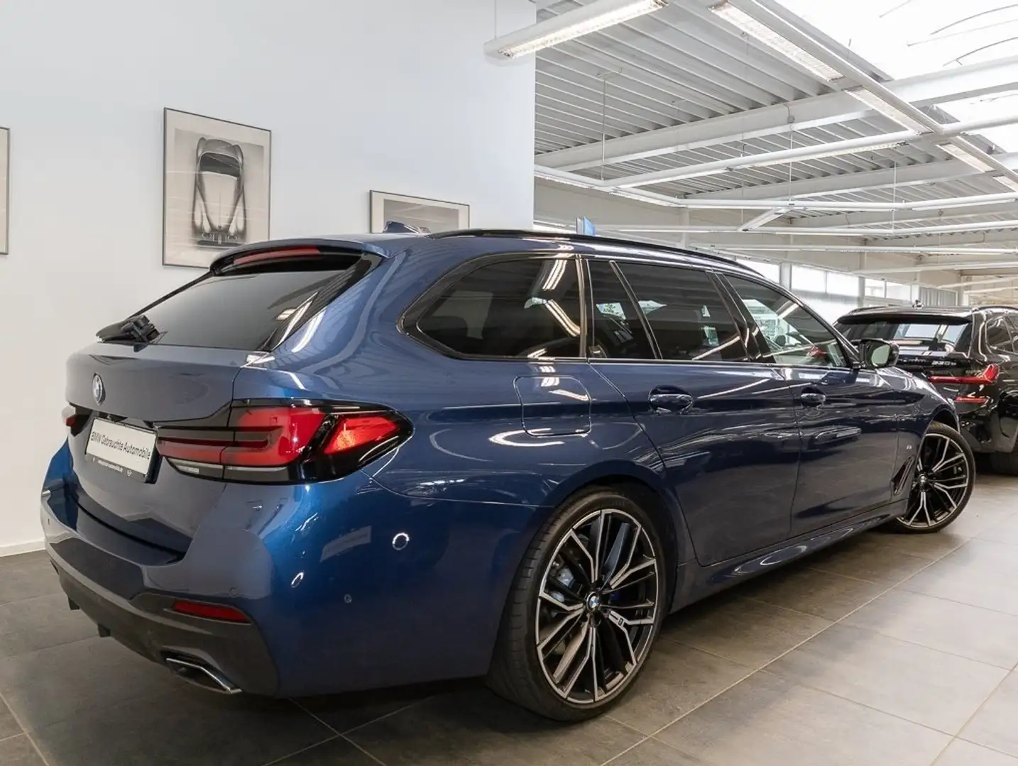 BMW 540 d xDrive A M Sportpaket B&W Surround Head-Up Blauw - 2