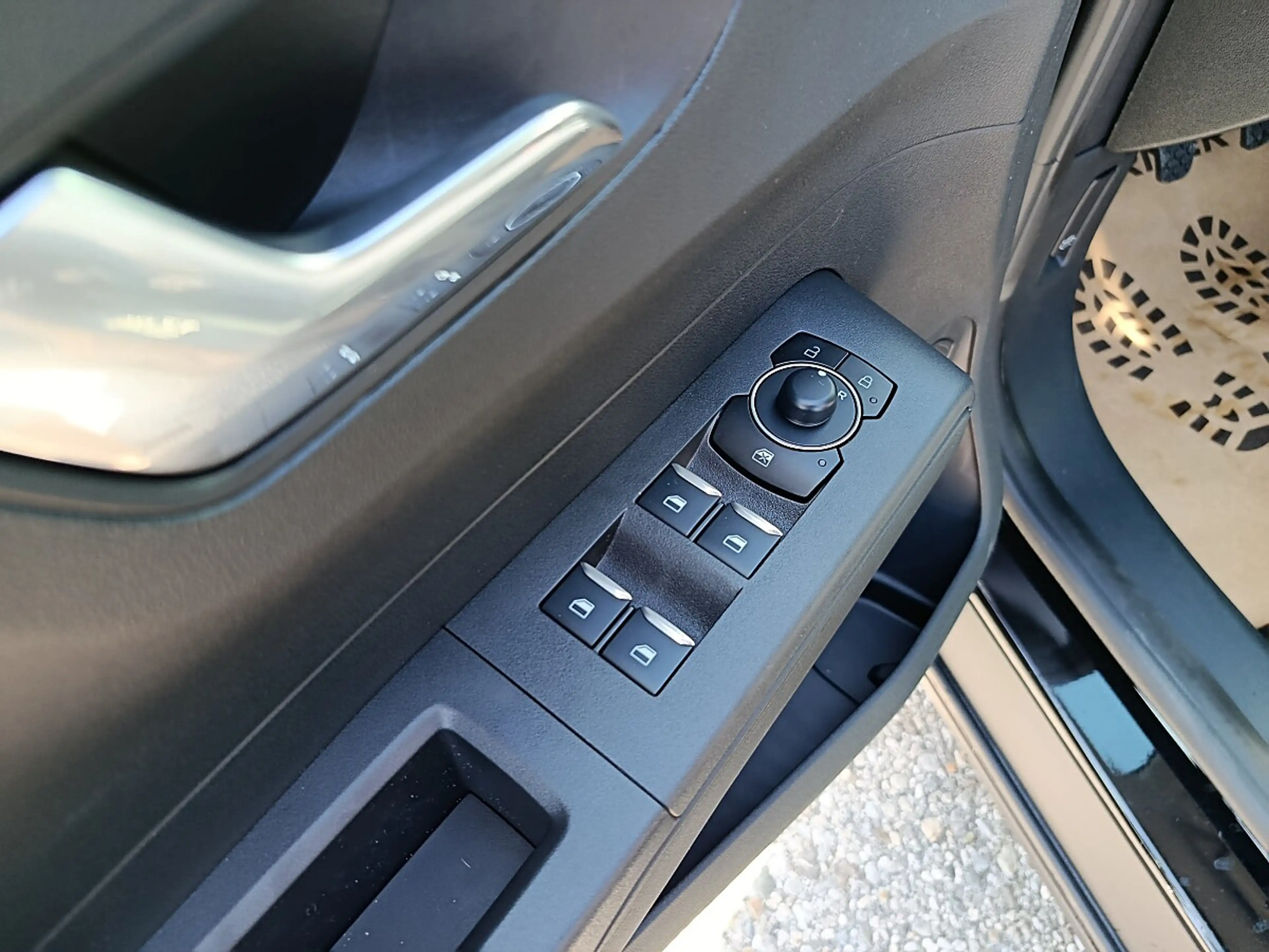 Ford Tourneo Courier 1,0 EcoBoost Titanium — photo 11