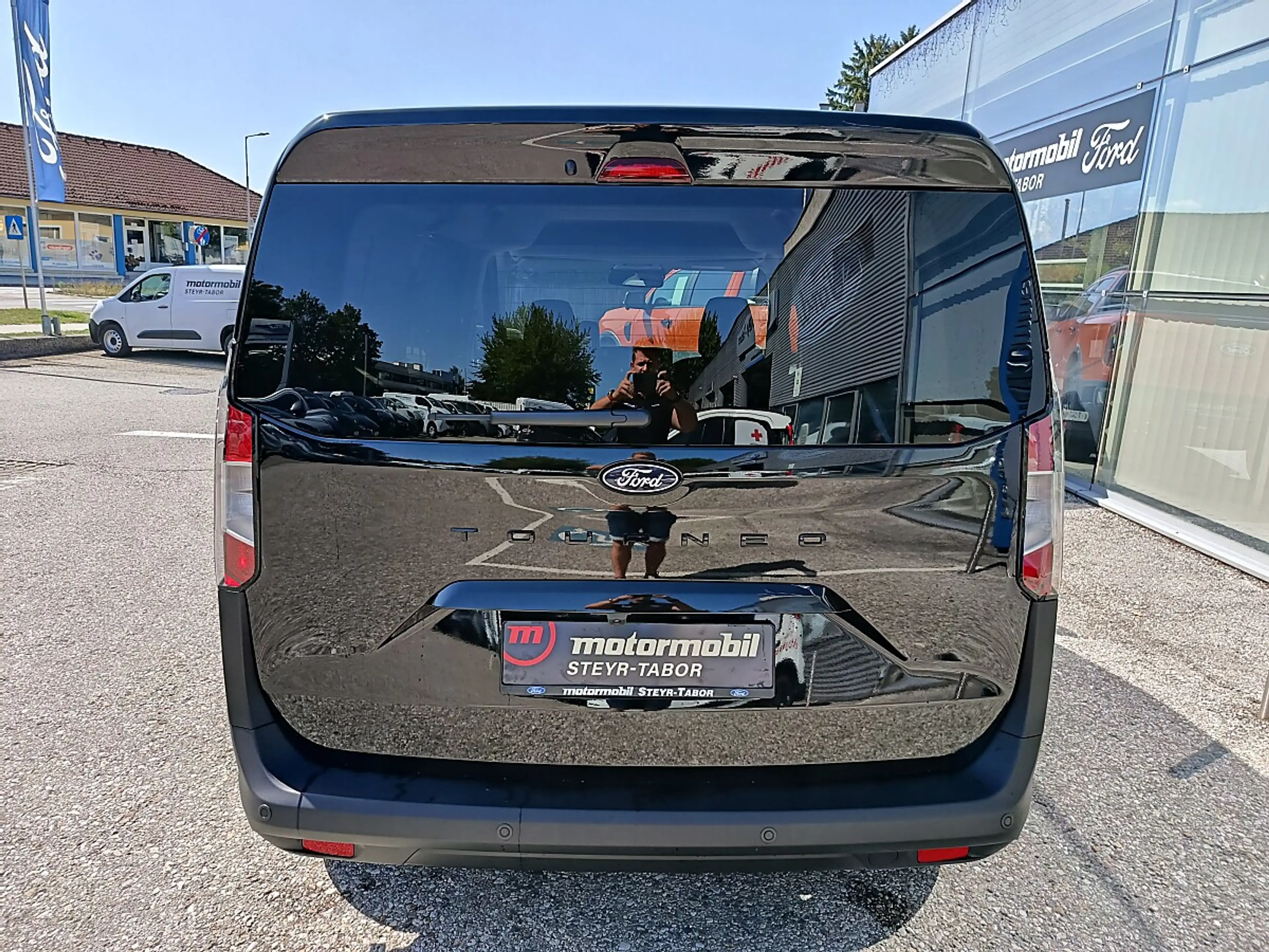 Ford Tourneo Courier 1,0 EcoBoost Titanium — photo 6