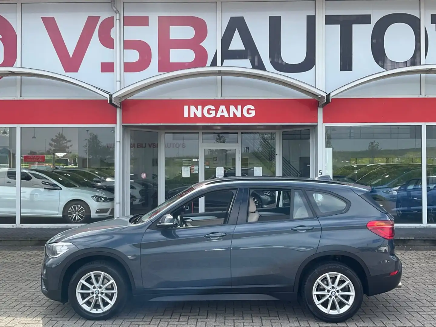 BMW X1 S-DRIVE 1.8 AUT. LEER NAVIGATIE AIRCO LMV PDC Grijs - 2