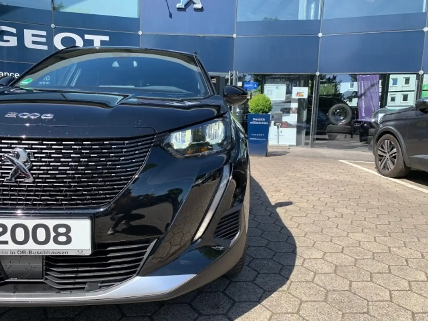 Peugeot 2008 Allure Pack Elektromotor 136 *SHZ*KAMERA*NAVI*LED* Чорний - 2