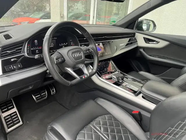 Audi SQ8 view 9