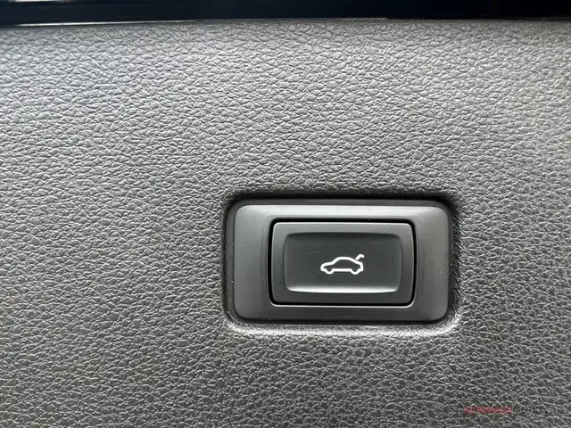 Audi SQ8 view 13