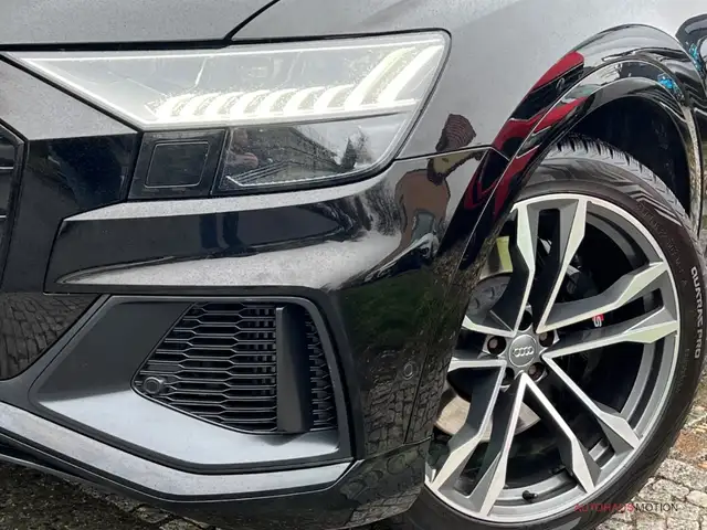 Audi SQ8 view 3