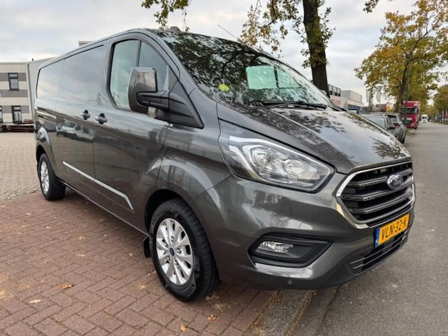 Ford Transit Custom 300 2.0 TDCI 130pk L2 H1 Limited Automaat 3persoon Grijs - 1