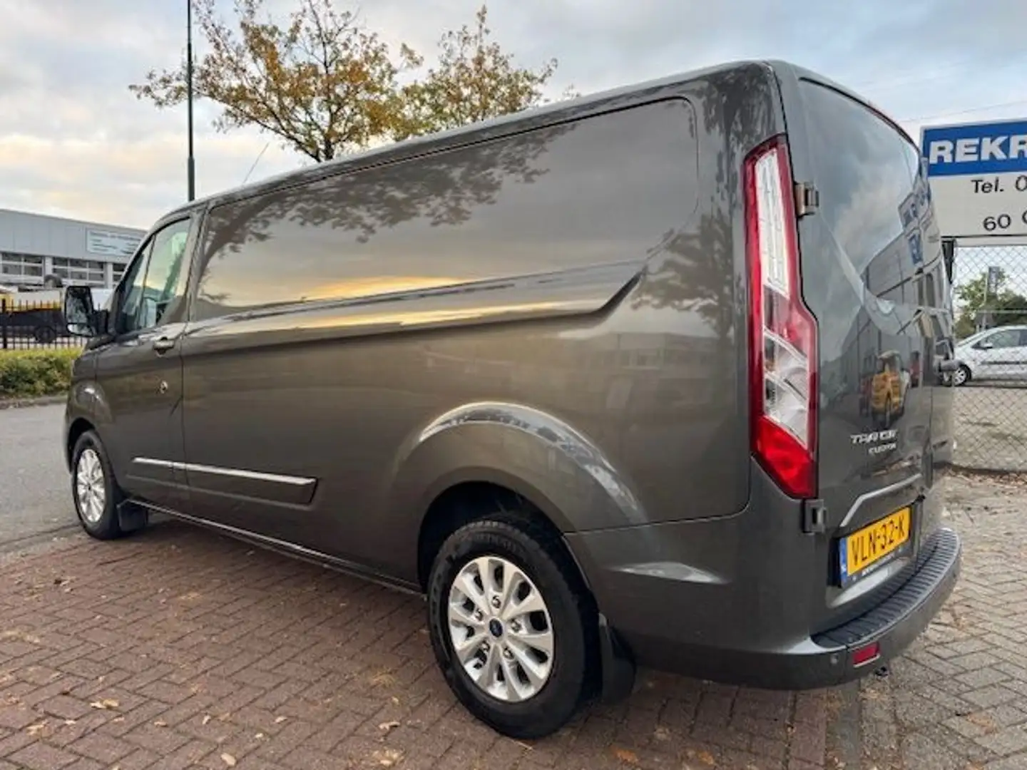 Ford Transit Custom 300 2.0 TDCI 130pk L2 H1 Limited Automaat 3persoon Grijs - 2