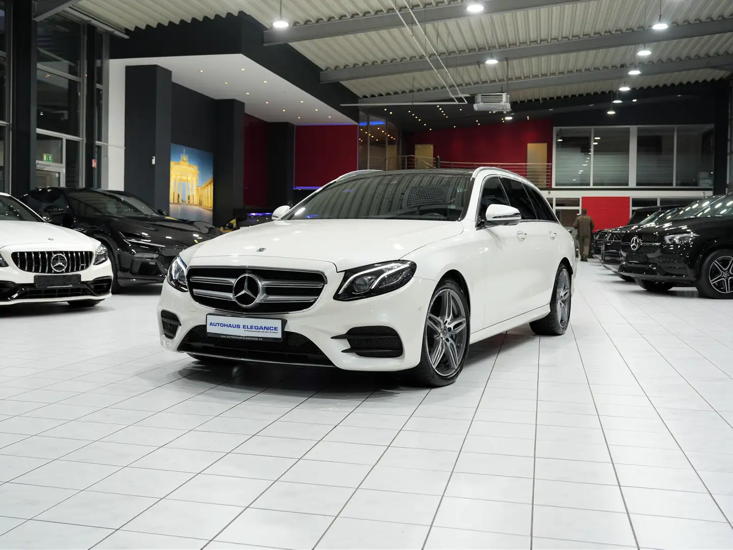 Mercedes-Benz E 400 4Matic*AMG-LINE*BURM.*PANO*M-LED*COMAND* Bílá - 2
