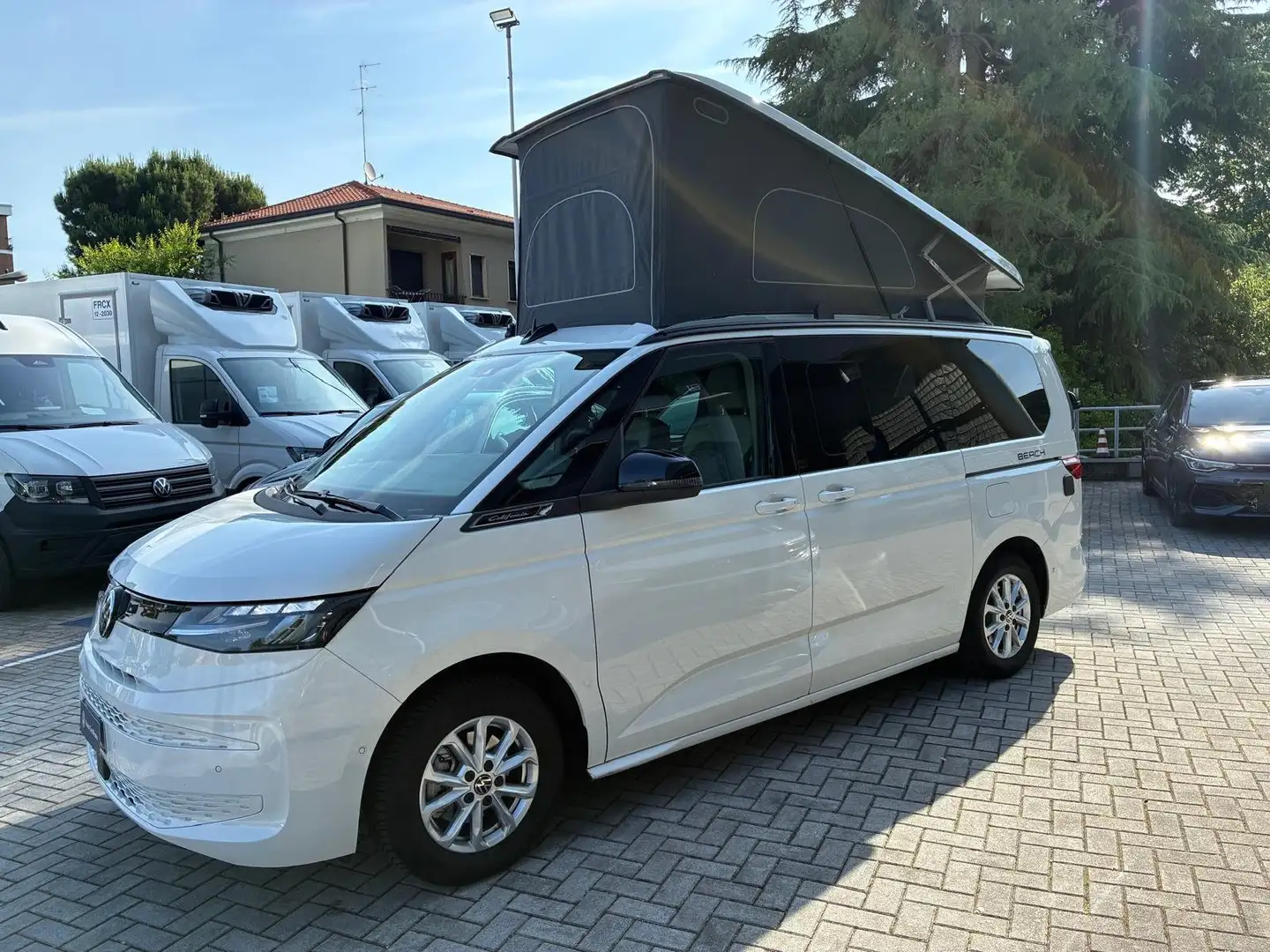 Volkswagen T7 California Beach Camper 2.0 TDI 150cv ant. DSG Bianco - 2