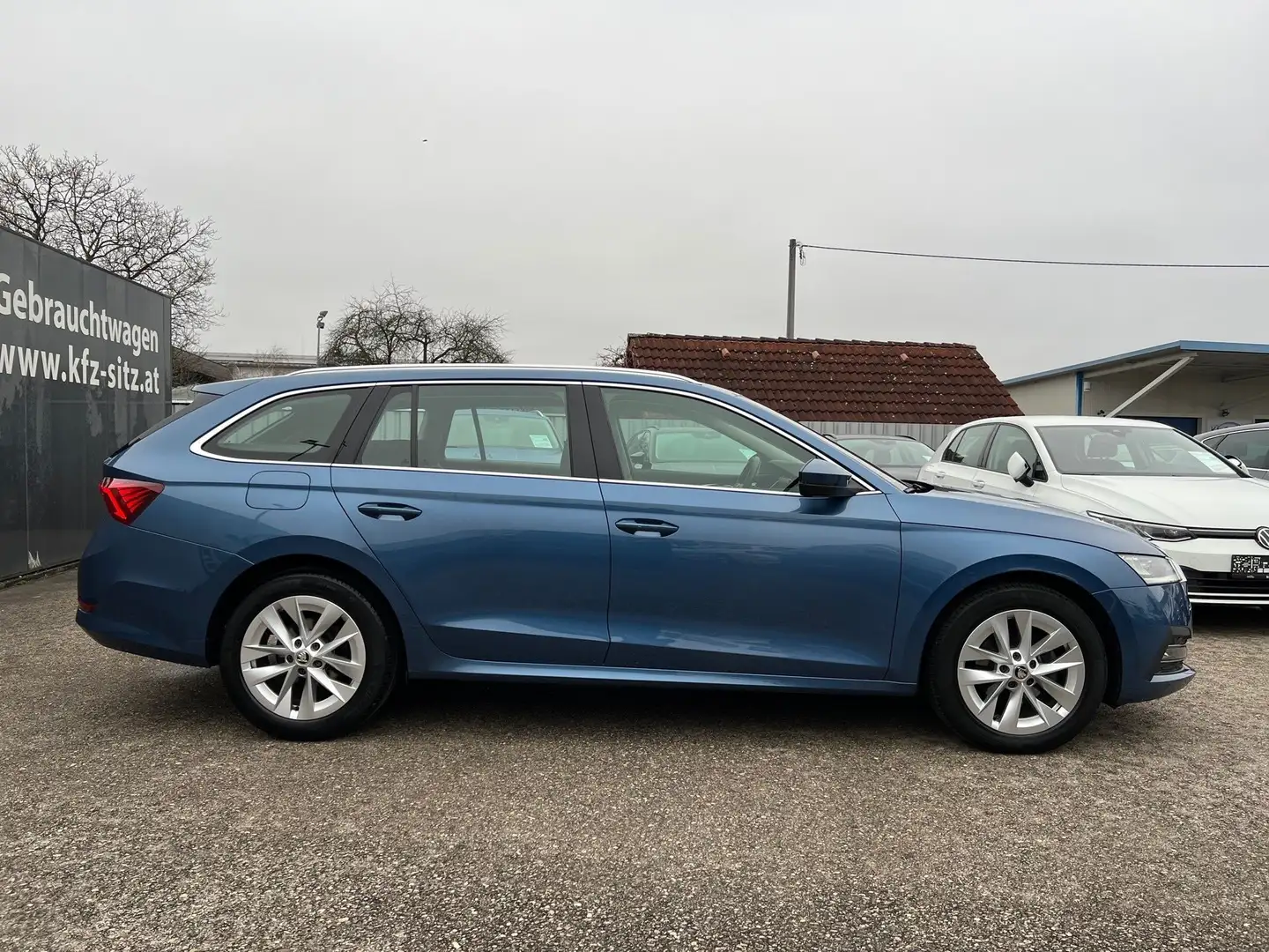 Skoda Octavia Combi 2,0 TDI Premium Blau - 2