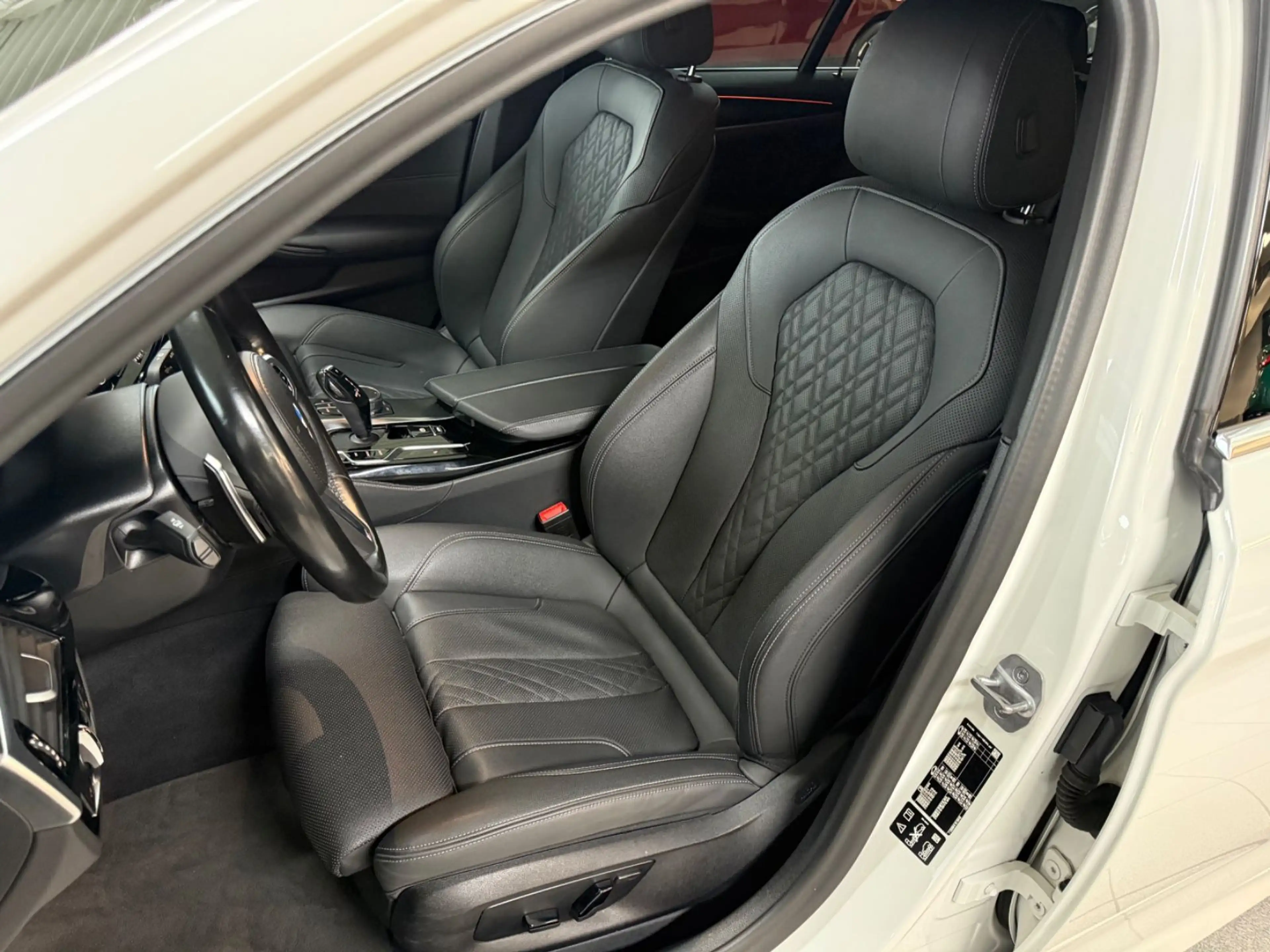 BMW 530 d xDrive M Sportpaket AUT./LED/HUD/CAM/AHK — photo 6