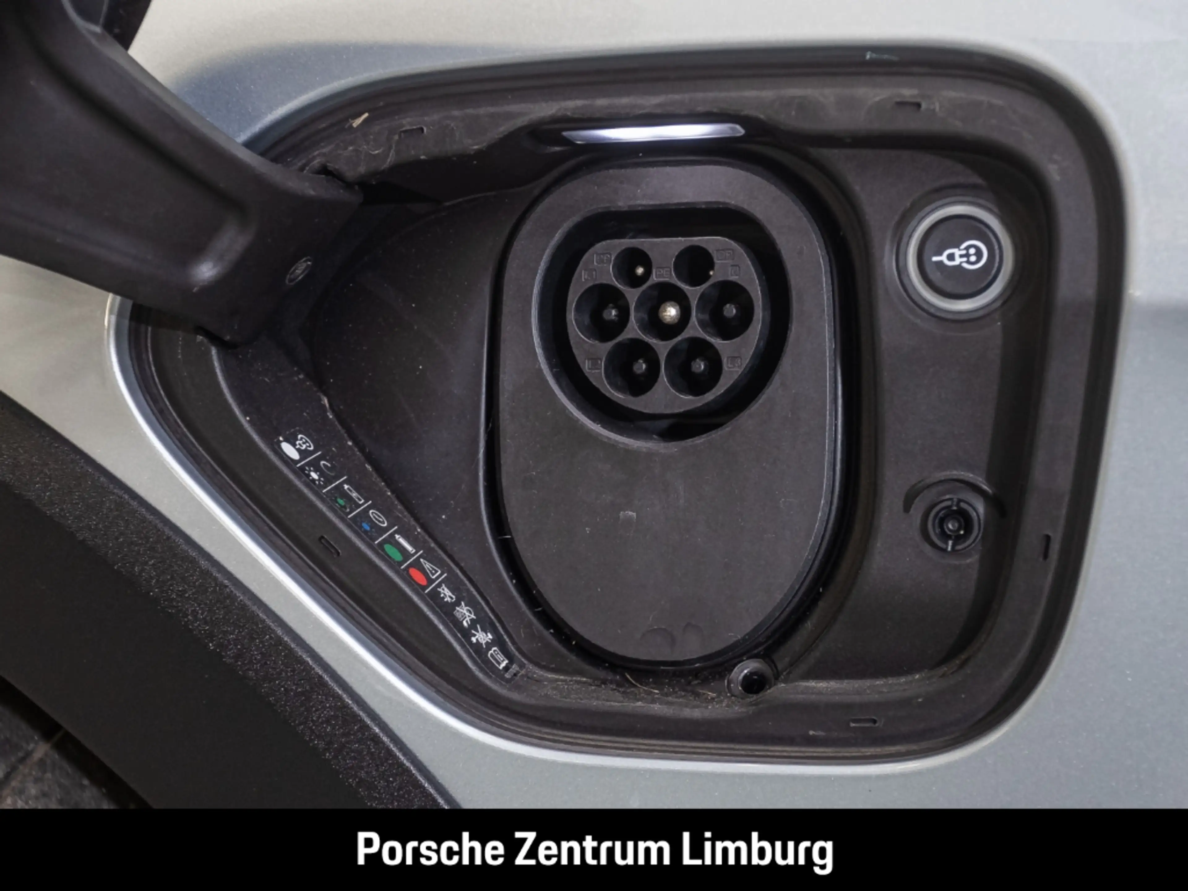 Porsche Taycan 4S Cross Turismo — photo 13