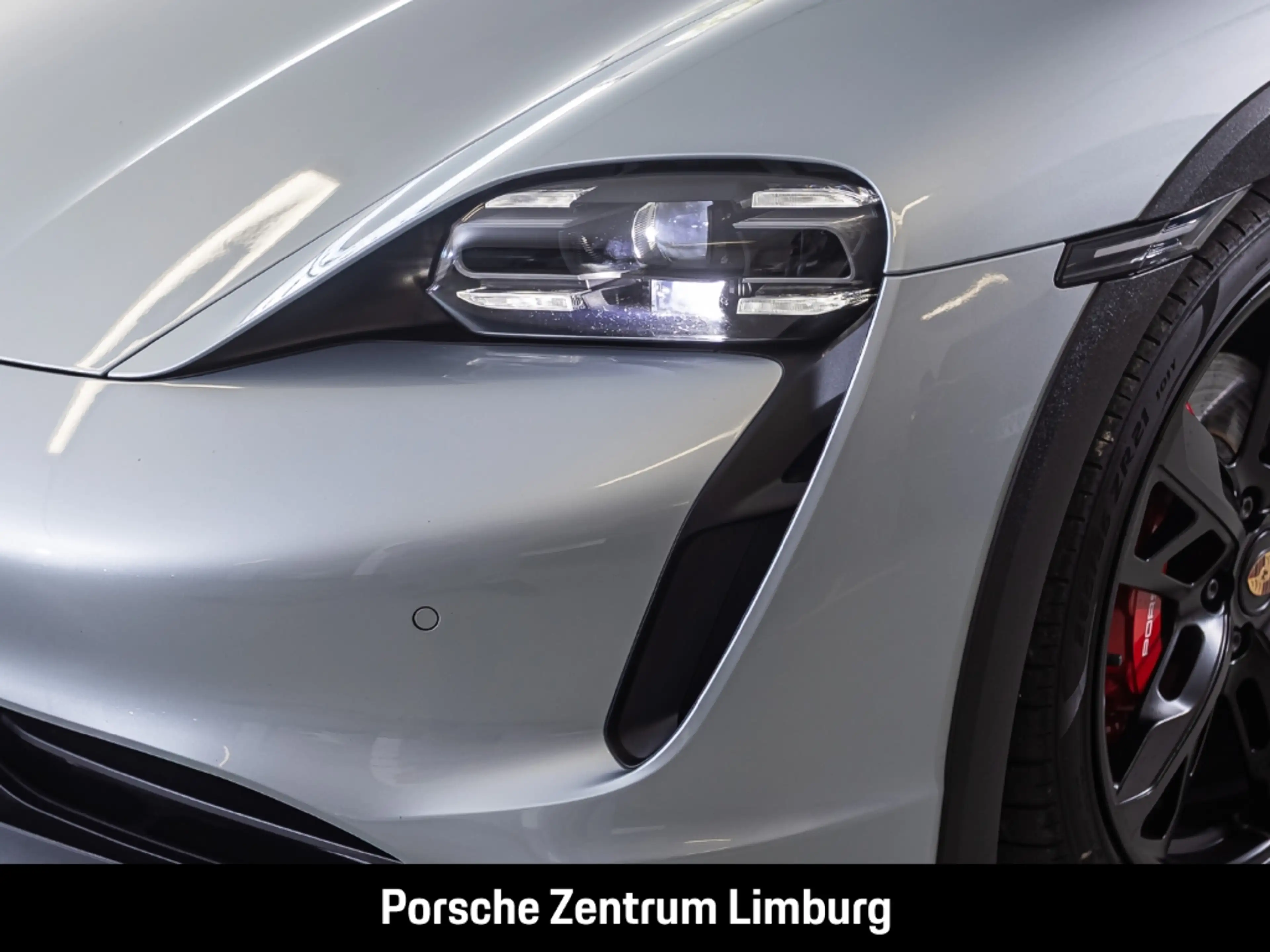 Porsche Taycan 4S Cross Turismo — photo 8