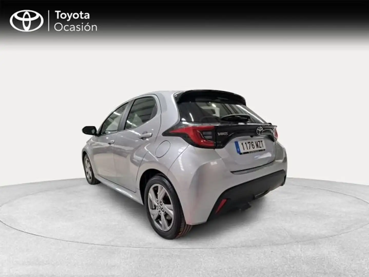 Toyota Yaris 120H 1.5 Active Plus Plateado - 2