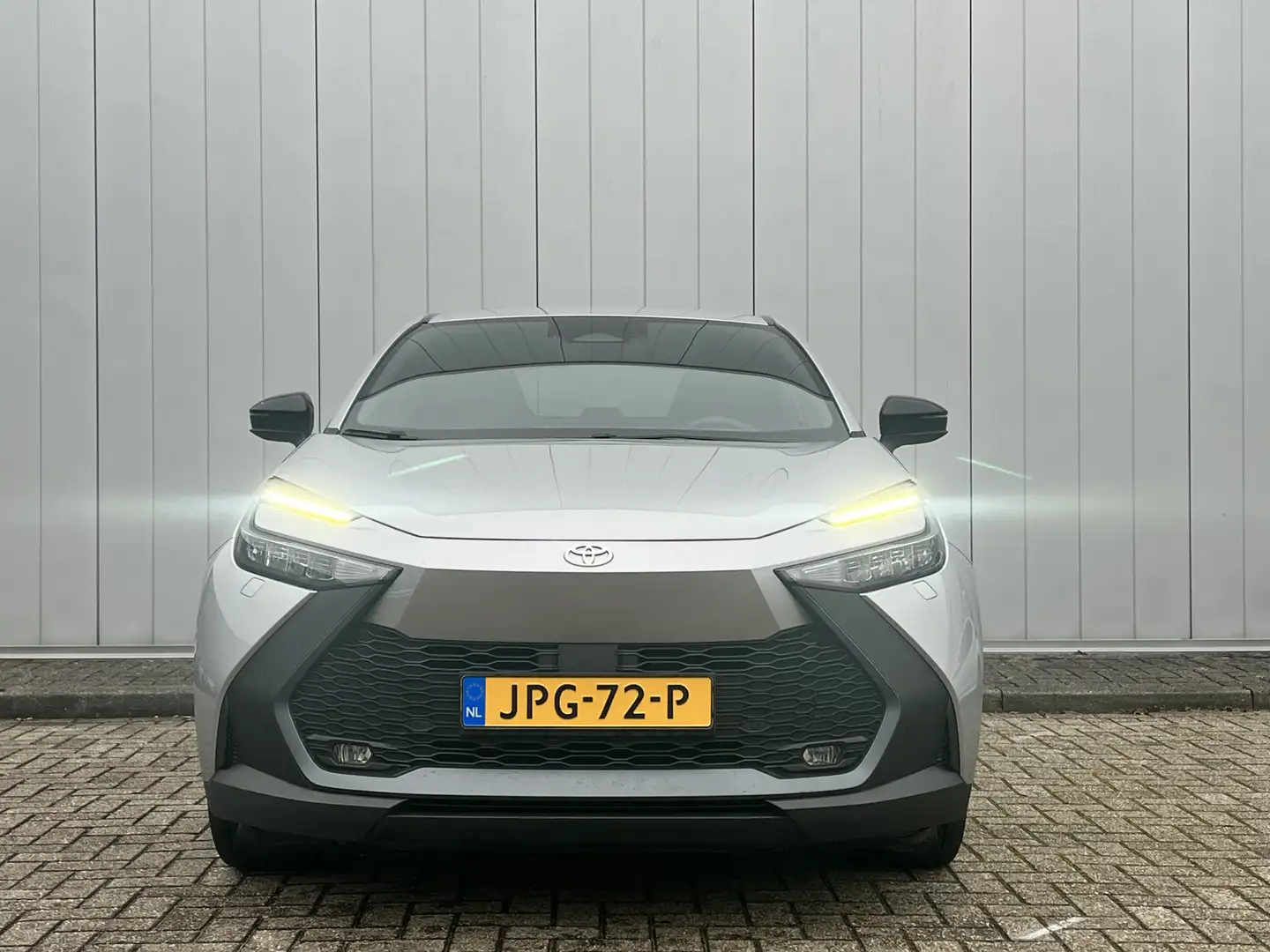 Toyota C-HR 1.8 Hybrid 140 Dynamic Grijs - 2