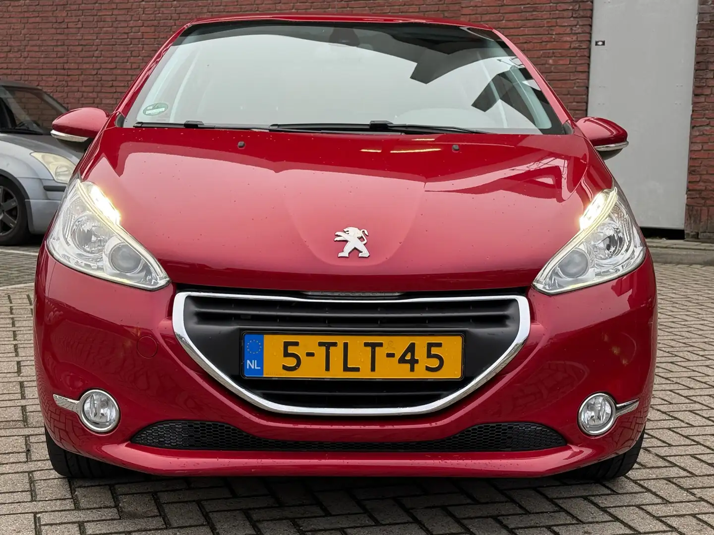 Peugeot 208 1.2 VTi Allure|5DRS|NAVI|AIRCO|1EIG|TREKHAAK Rouge - 2