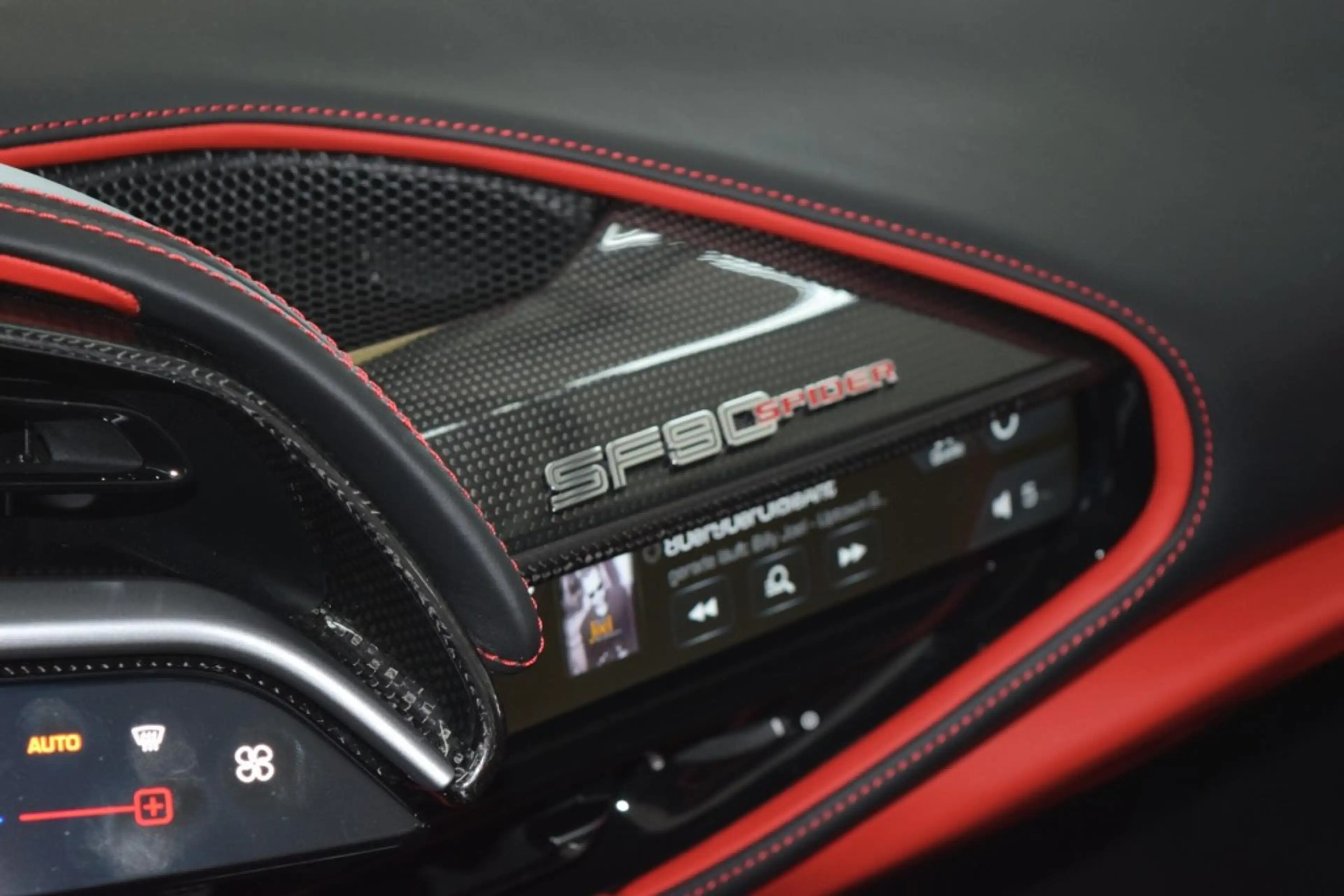 Ferrari SF90 Spider Racingsitze Lifting Carbon Kamera — photo 10