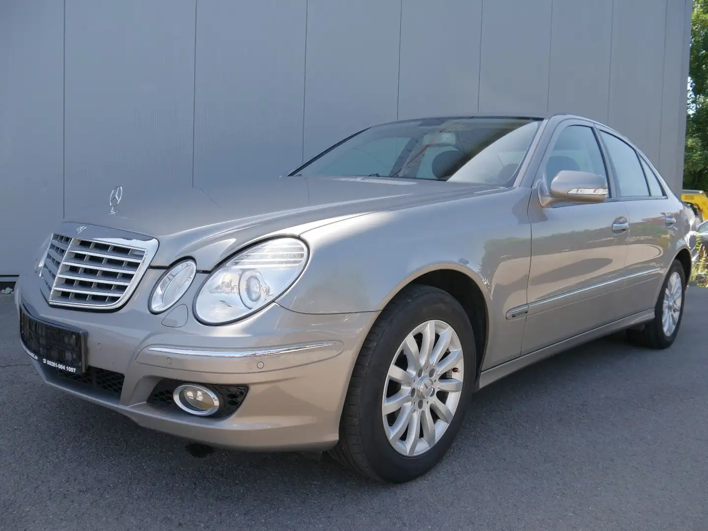 Mercedes-Benz E 280 Lim. Elegance NAVI/BIXENON/SCHIEBEDACH srebrna - 1