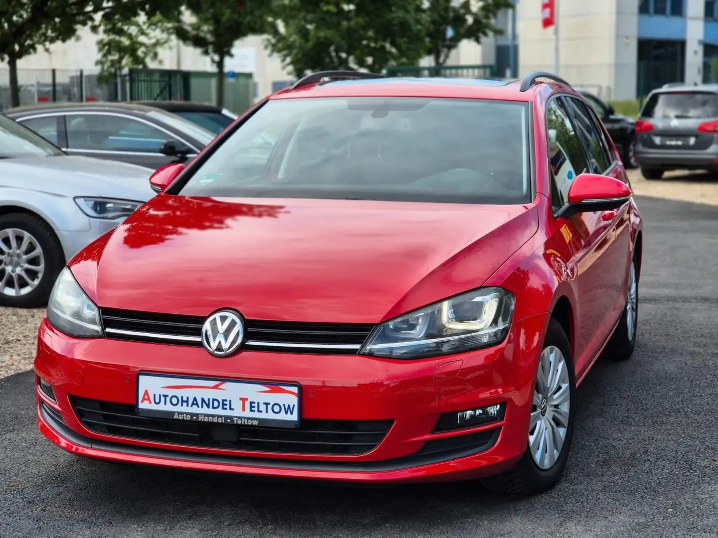 Volkswagen Golf Variant Trendline BMT DSG Pano ACC AHK Rot - 1