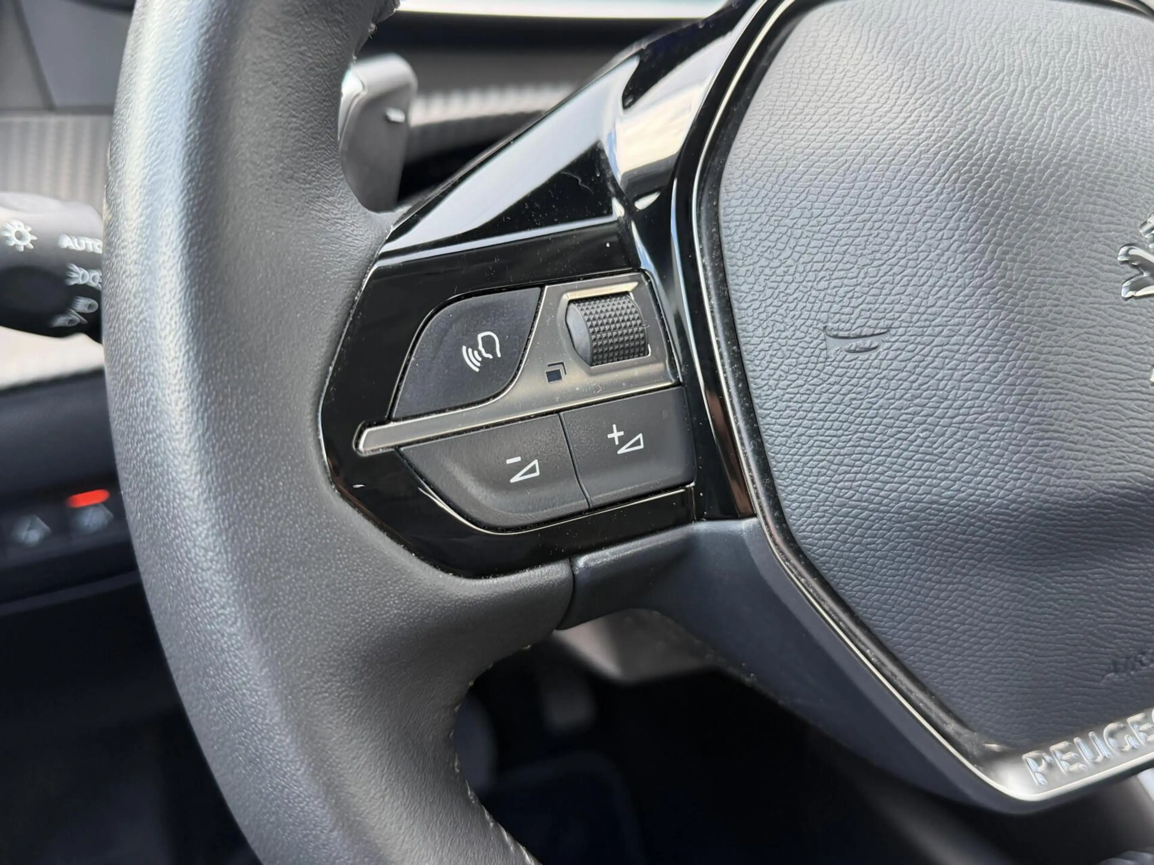 Peugeot 2008 1.2 PureTech Allure — photo 14