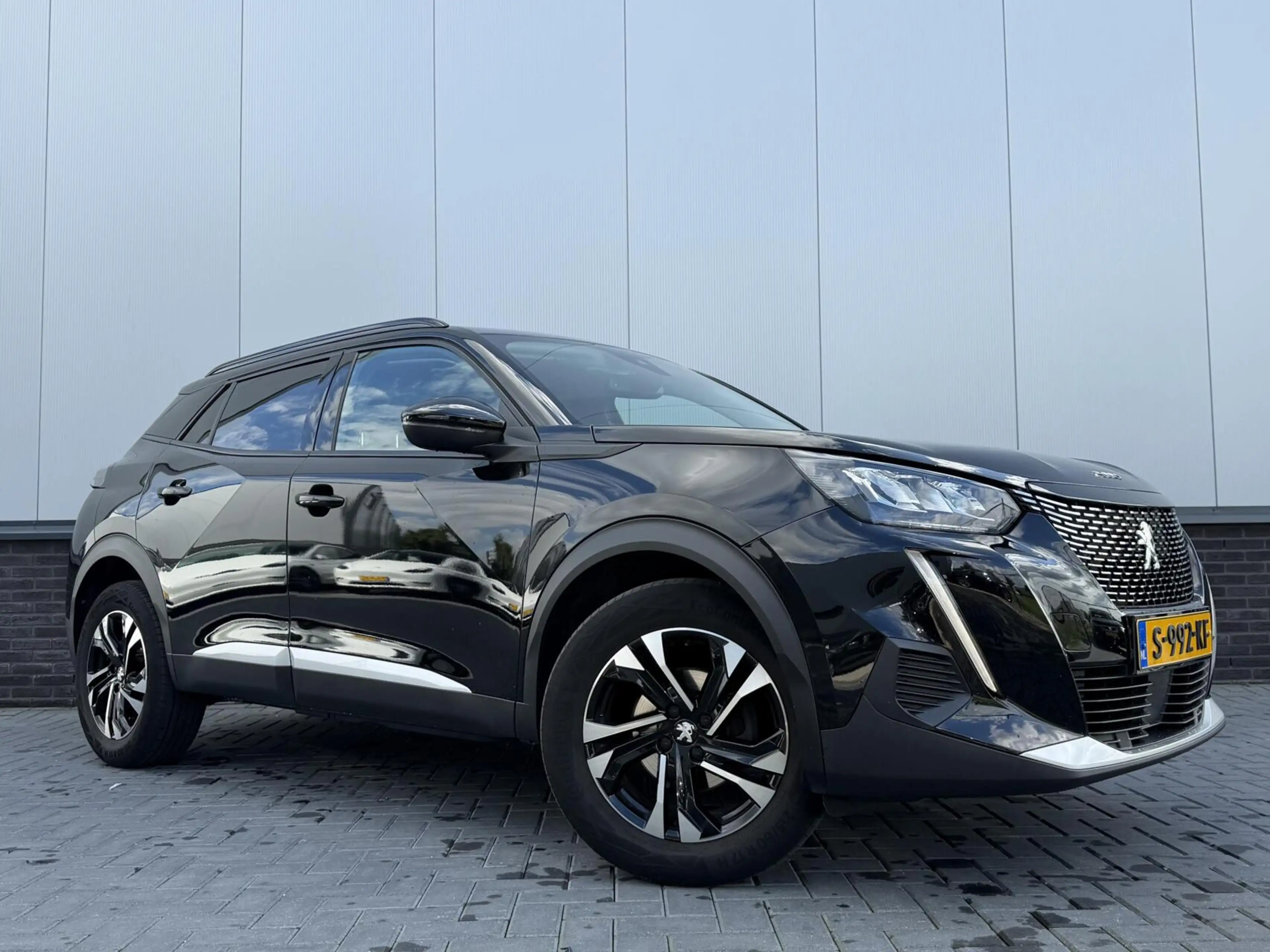 Peugeot 2008 1.2 PureTech Allure — photo 3