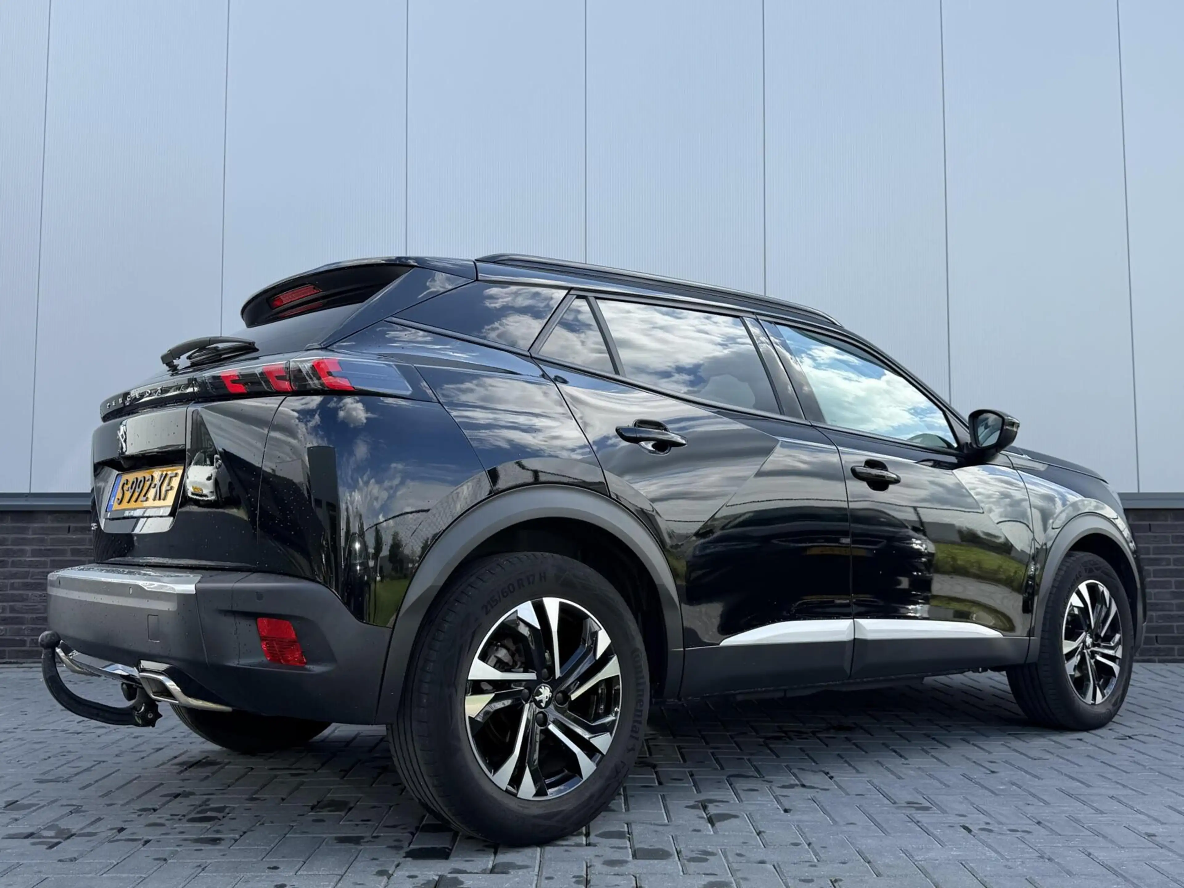 Peugeot 2008 1.2 PureTech Allure — photo 2