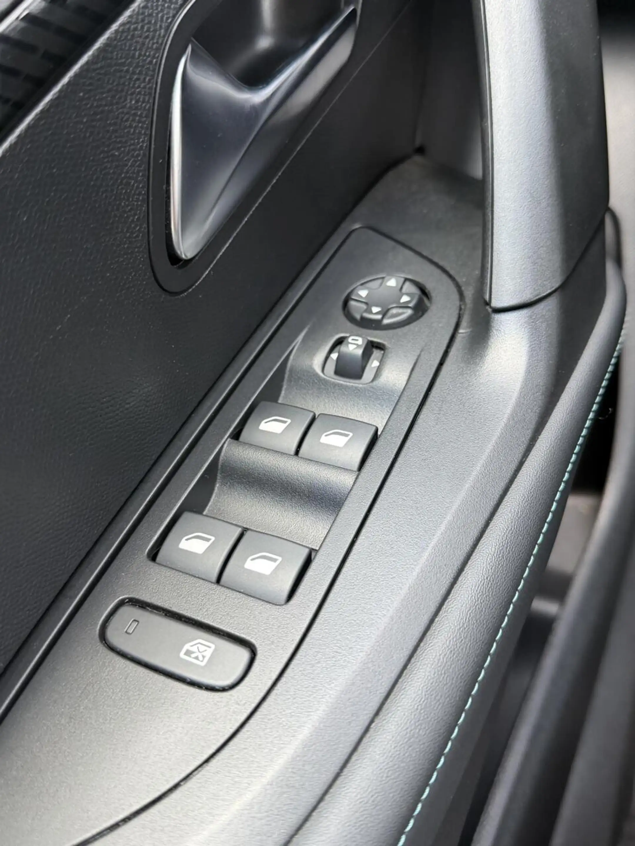 Peugeot 2008 1.2 PureTech Allure — photo 13