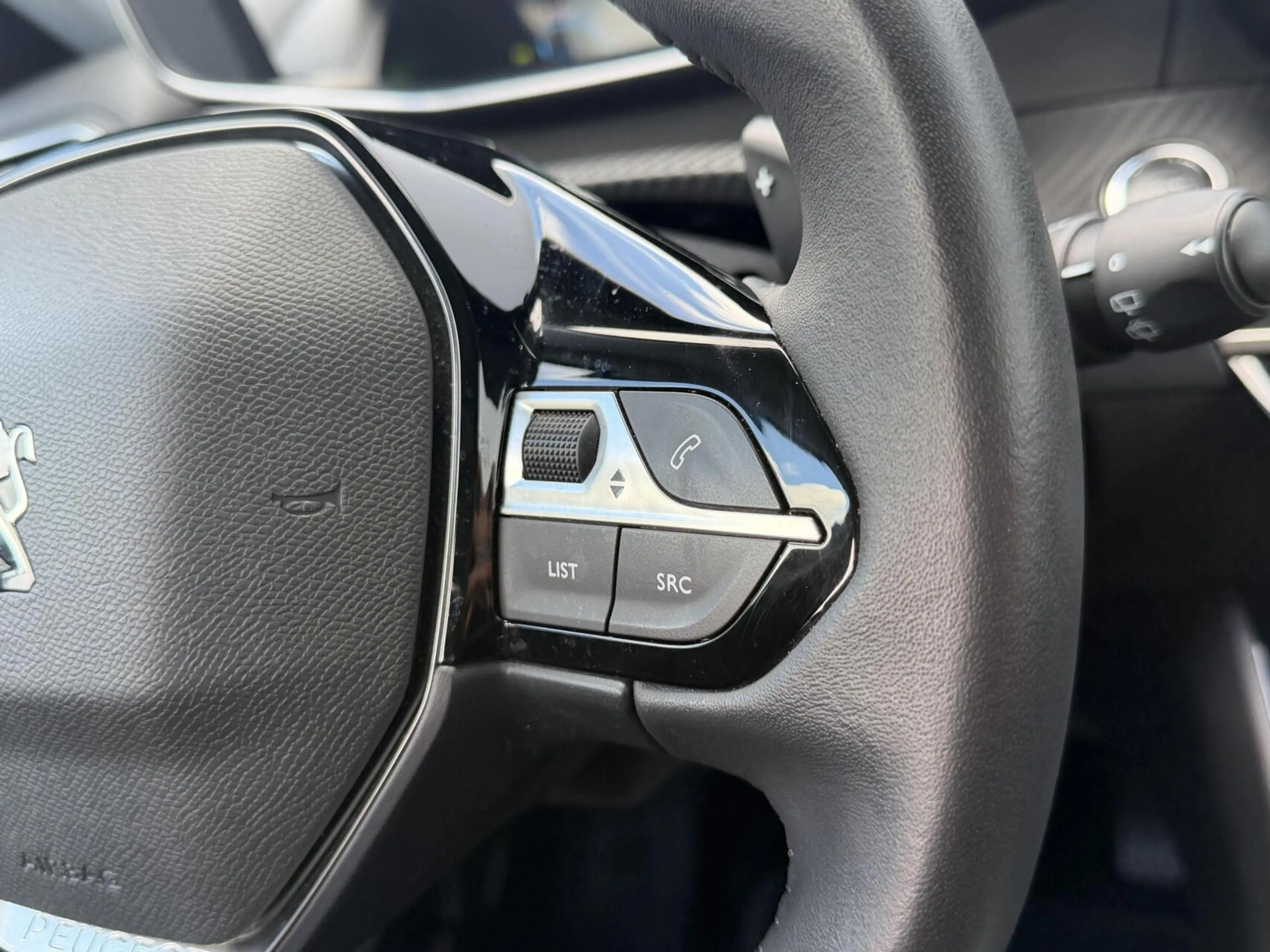 Peugeot 2008 1.2 PureTech Allure — photo 15