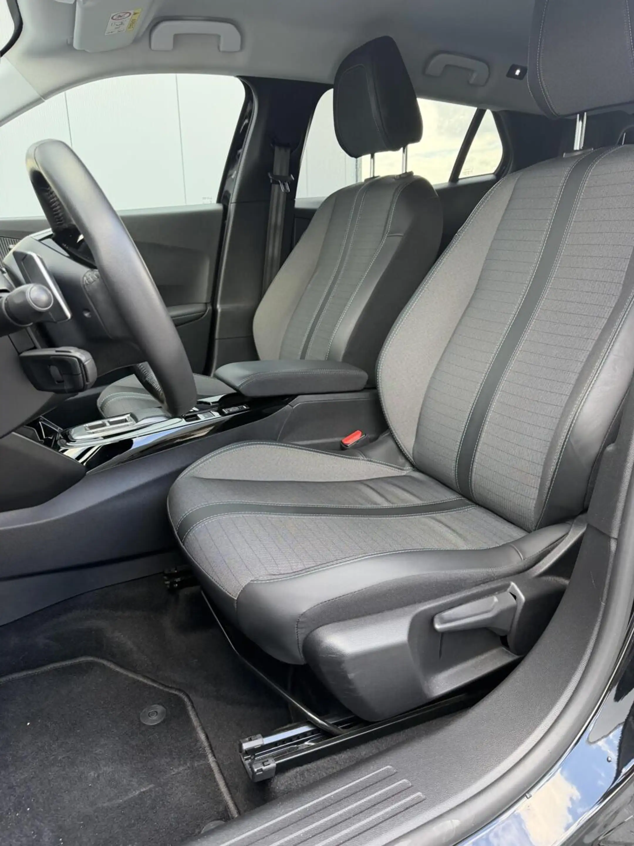 Peugeot 2008 1.2 PureTech Allure — photo 7