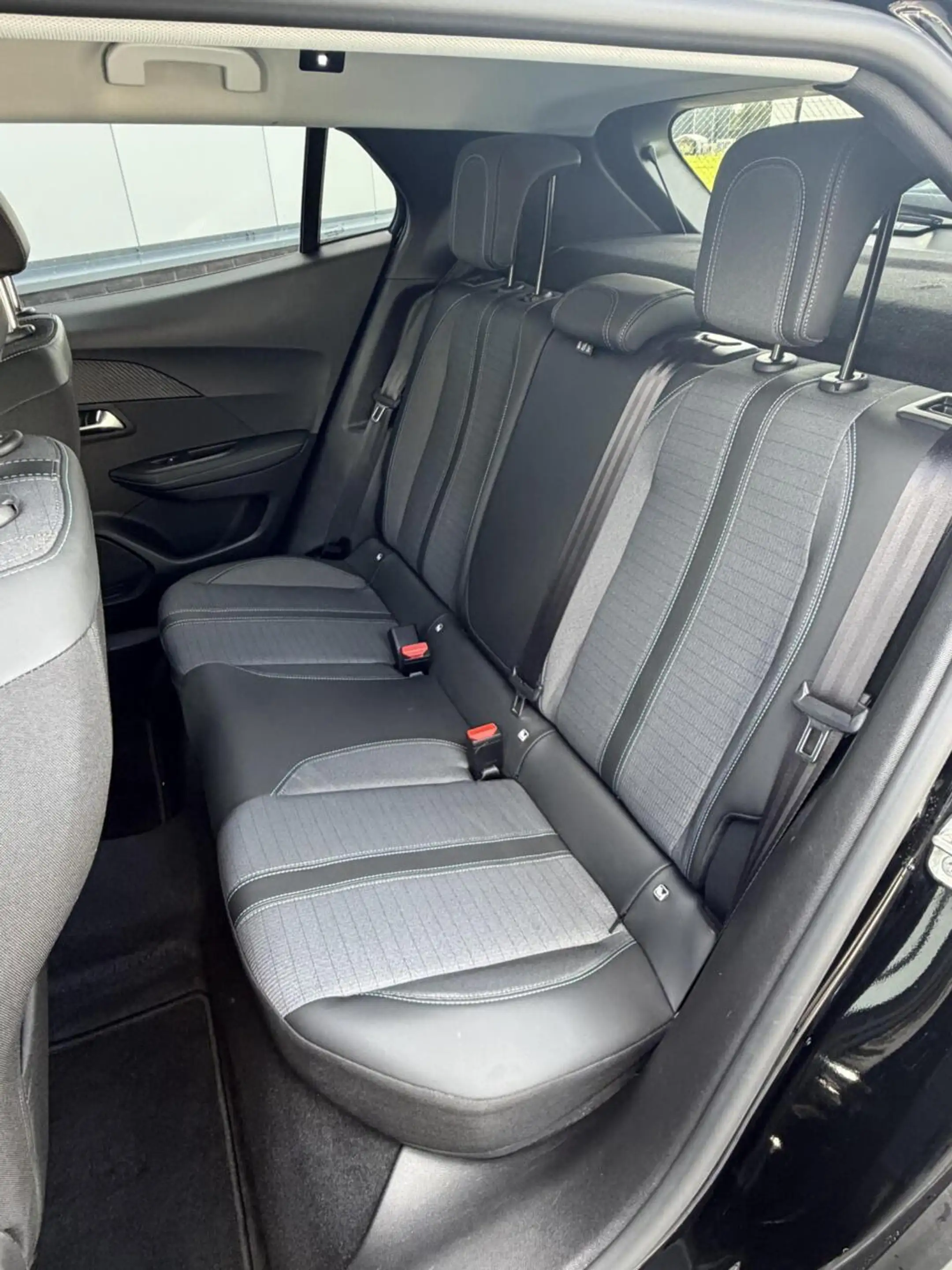 Peugeot 2008 1.2 PureTech Allure — photo 11