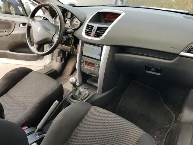Peugeot 207 view 6
