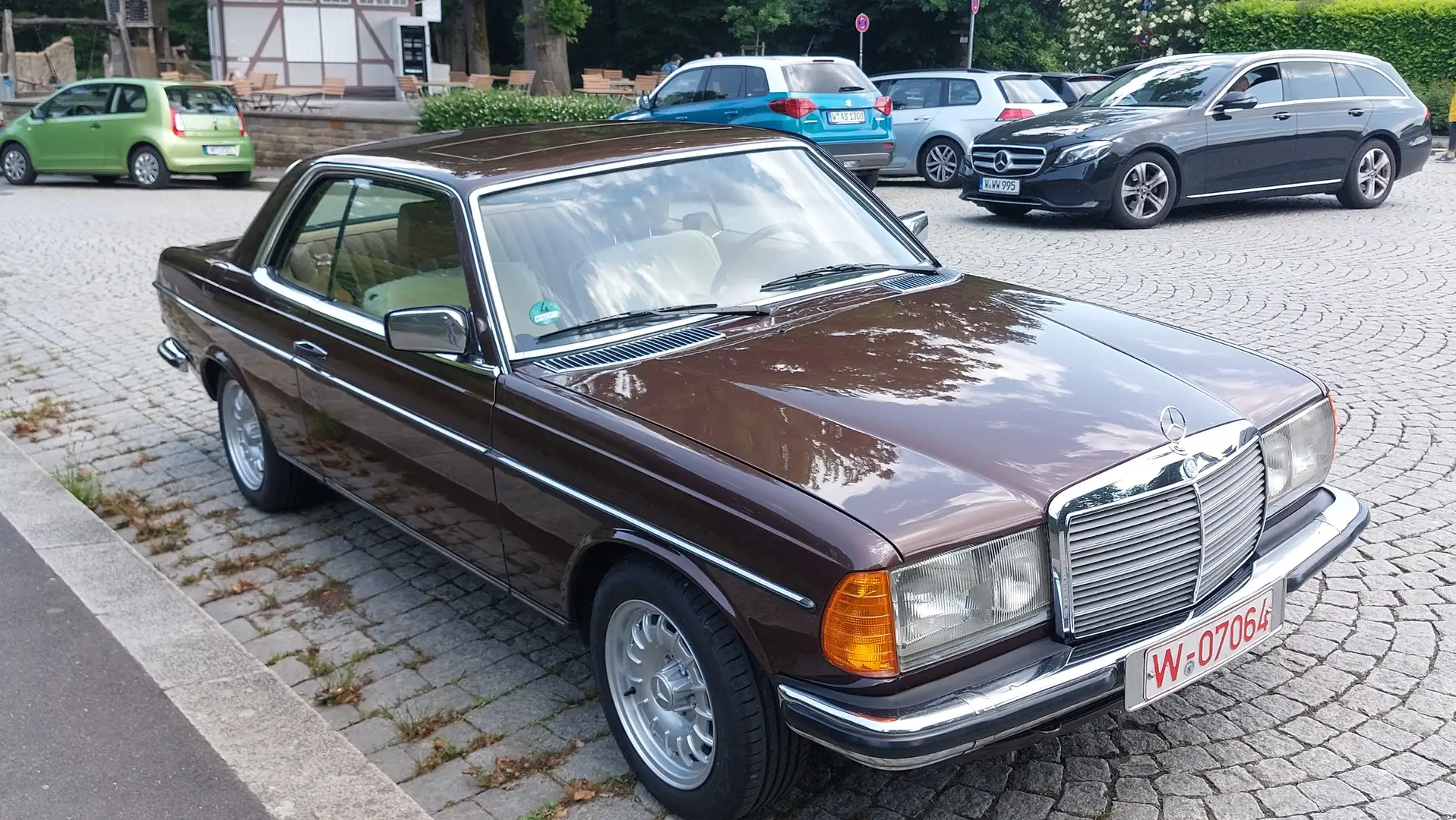 Mercedes-Benz CE 230 Baureihe 123 smeđa - 1