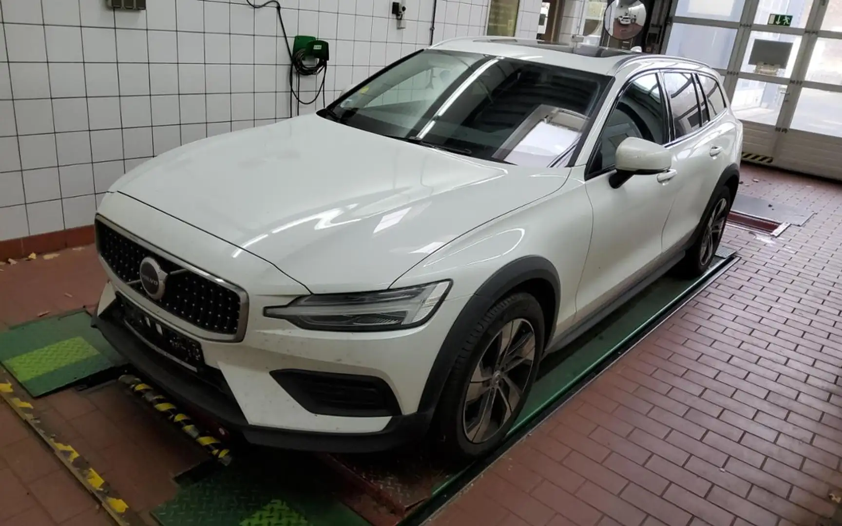 Volvo V60 Cross Country B4 AWD  PLUS AHK+PANO+MET+ Blanc - 2