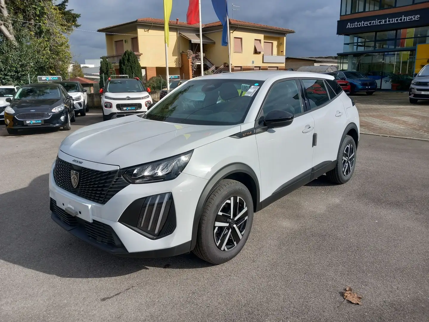 Peugeot 2008 PureTech 100 S&S Style Schwarz - 1