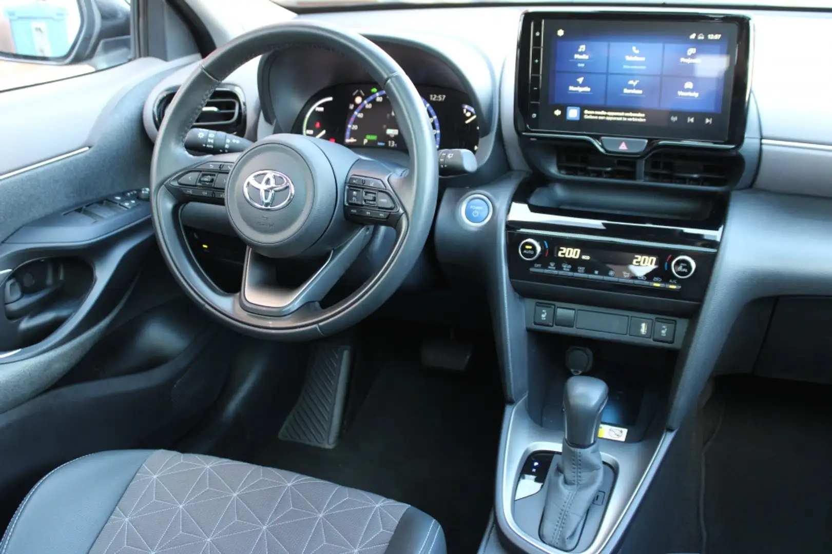 Toyota Yaris Cross 1.5 Hybrid Executive Automaat Zwart - 2